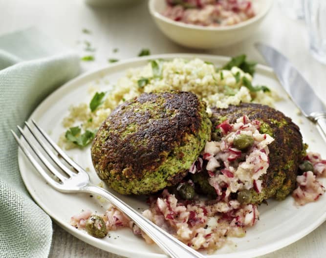 Hamburguesas de brócoli con vinagreta de rabanitos