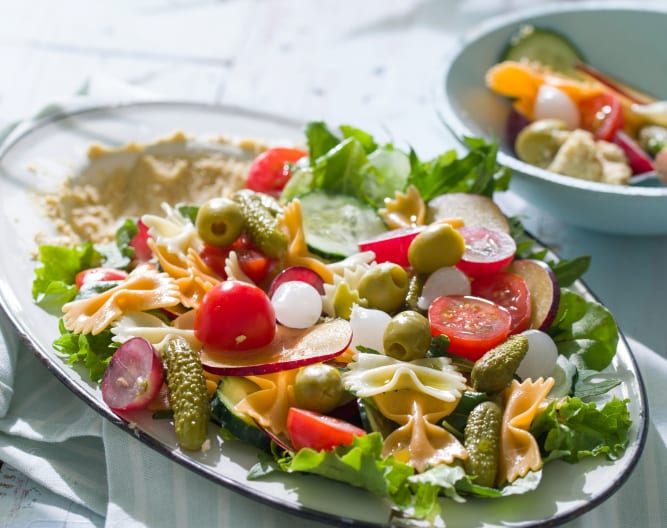 ENSALADA DE PASTA TRICOLOR CON HUMMUS Y FRUTA FRESCA