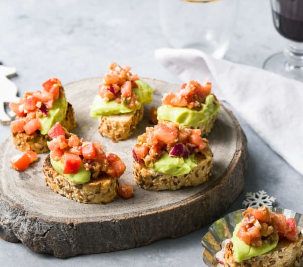 Mini tostadas de falso tartar de tomate