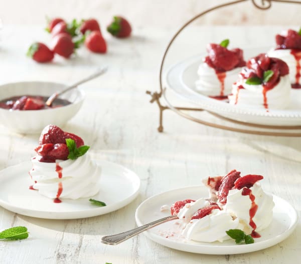 Frutilla al Oporto en nidos de merengue