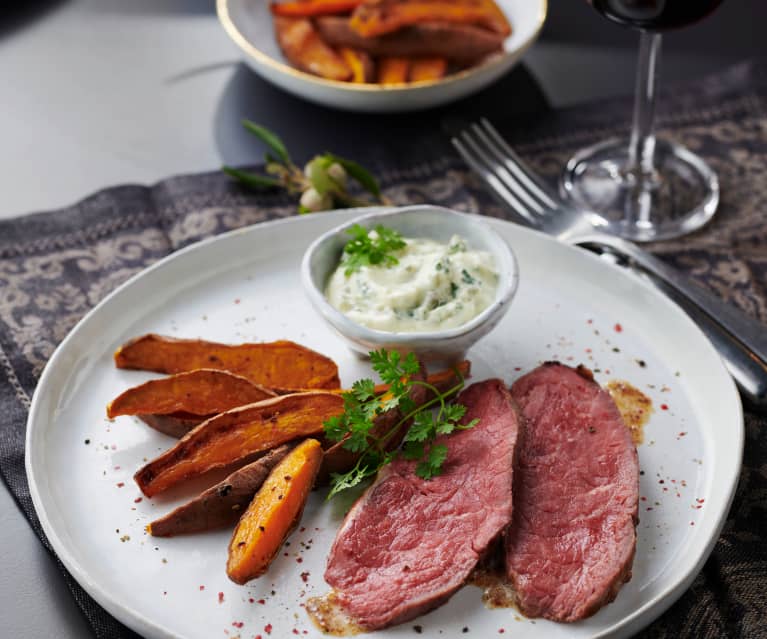 Lomo de ternera con papas asadas y salsa remoulade de perejil (Al vacío)