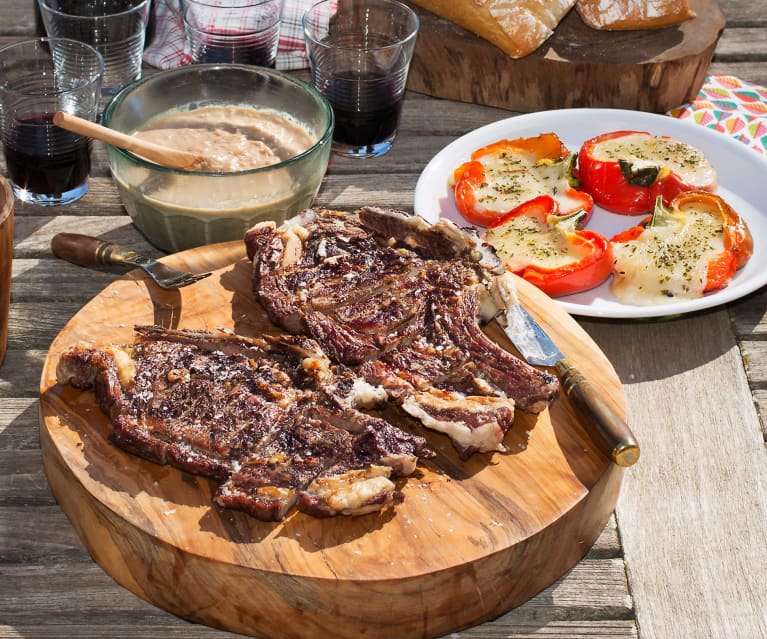 Entrecot a la brasa con salsa de oporto y pimentón con provoleta