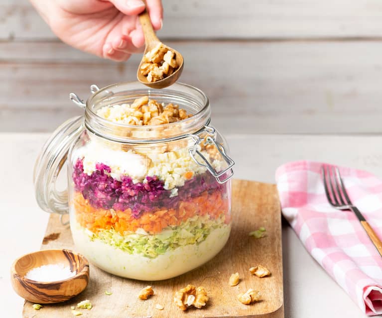 Ensalada coleslaw con huevo y repollo morado para llevar