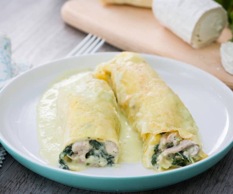 Crepes rellenas de pollo, espinacas y queso de cabra con salsa de puerros