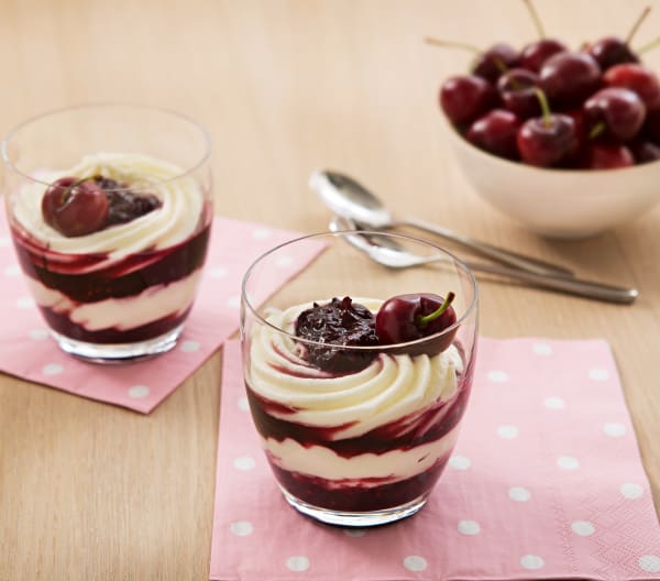 Postre de queso fresco y cerezas