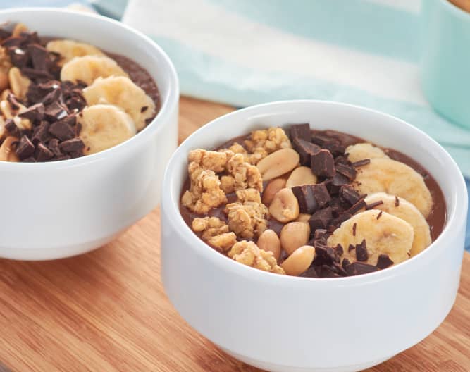 Smoothie bowl de chocolate, plátano y maní