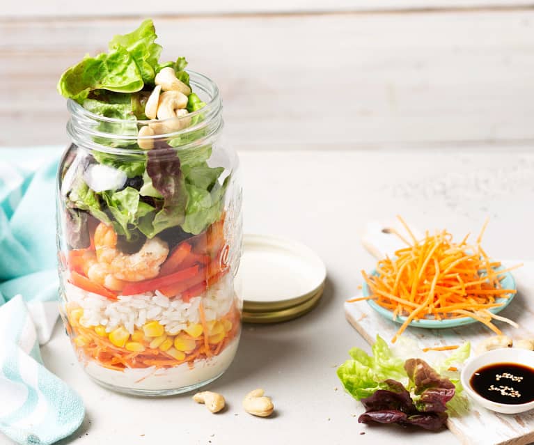 Ensalada de arroz con langostinos y salsa de queso para llevar