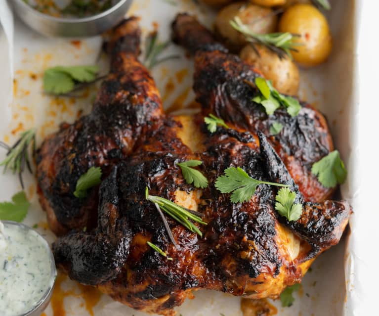 Pollo picante con papas y salsa de cilantro