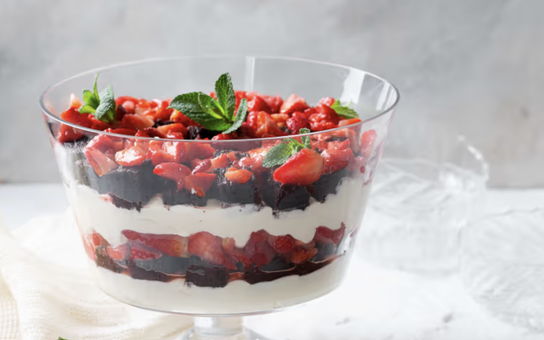 Triffle de chocolate, queso crema y frutillas