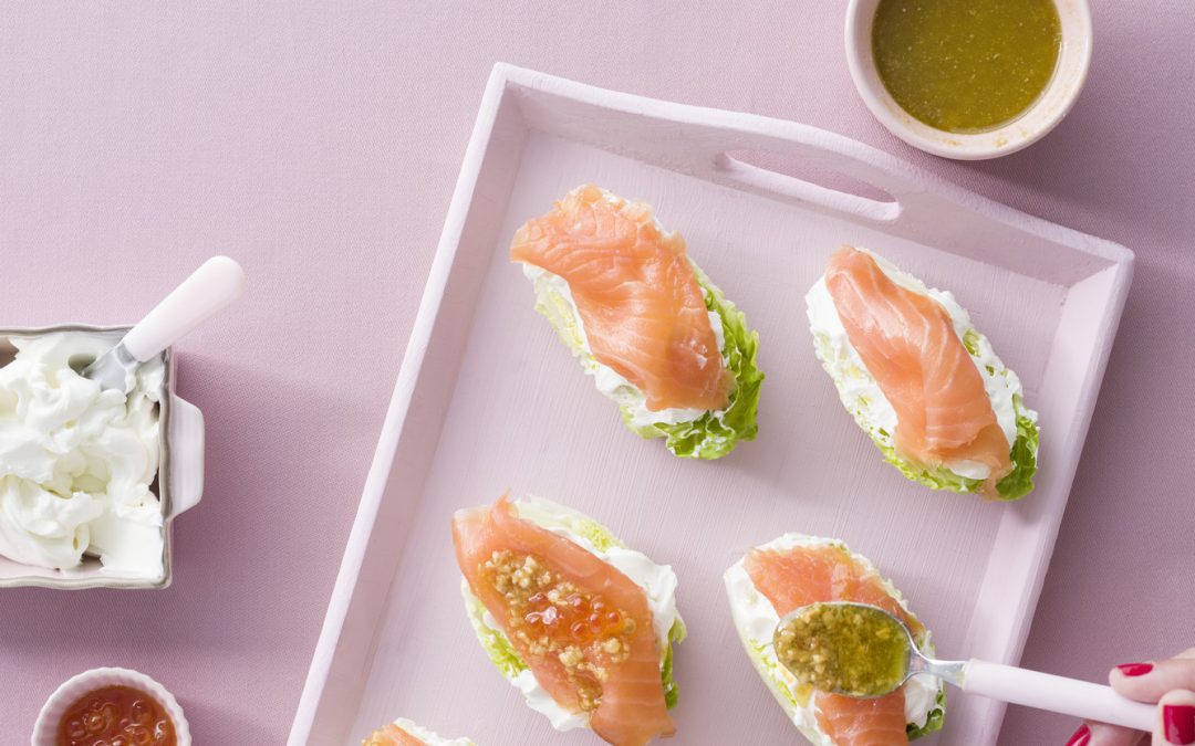 BROTES DE LECHUGAS CON SALMÓN Y VINAGRETA DE ALMENDRAS