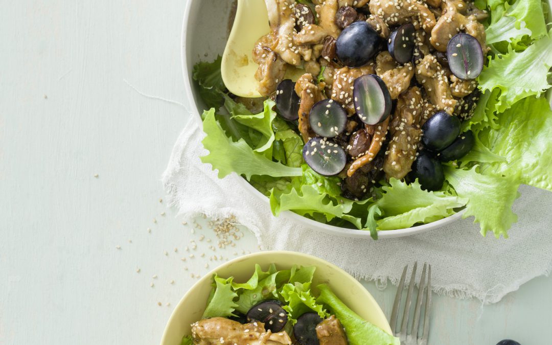 ENSALADA CON POLLO DORADO, UVAS Y PASAS