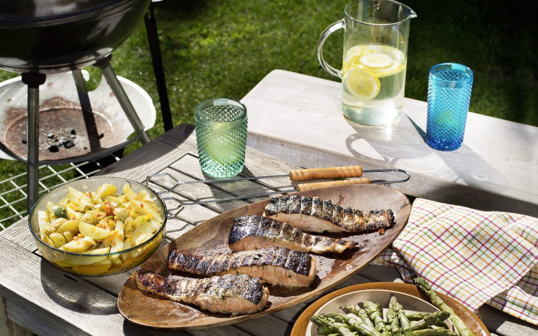 SALMÓN A LA BRASA CON PAPAS, ESPÁRRAGOS VERDES Y VINAGRETA DE PIMENTONES