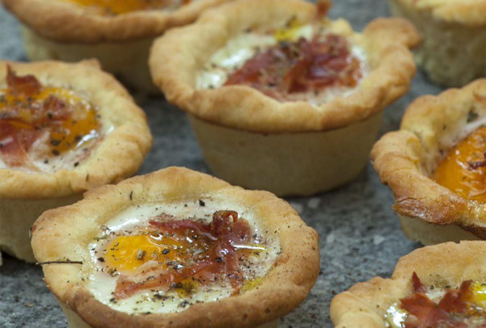 TARTALETAS DE HUEVO Y JAMÓN SERRANO