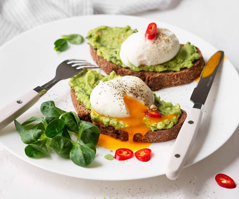 Tostadas de centeno con masa madre, palta molida y huevos mollet