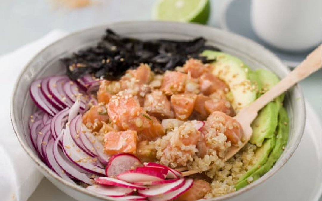 Poke de quinoa con salmón