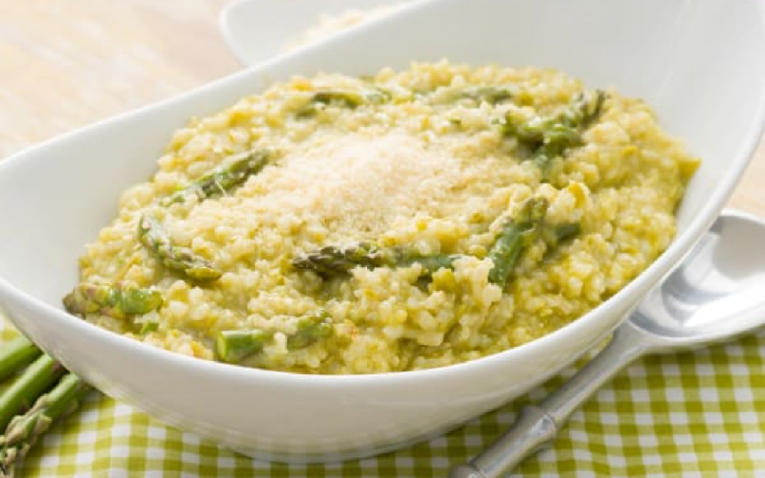 Risotto integral de espárragos y puerros