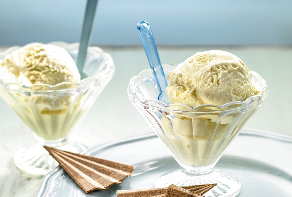 HELADO DE LECHE DE ALMENDRAS CON VAINILLA Y ALBAHACA